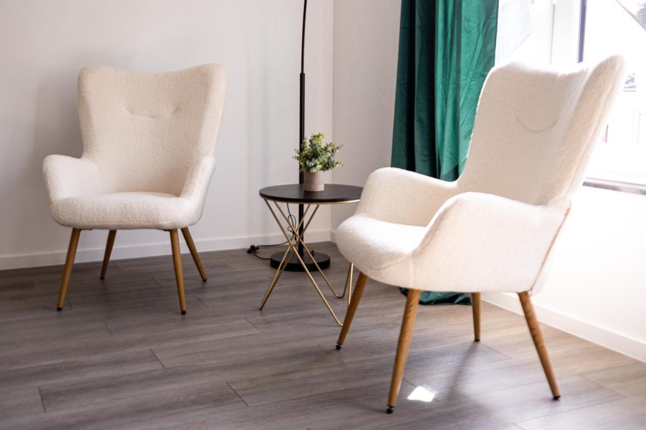 Design Apartment Zentral Fuer 6 In Andernach: Ausblick, Wifi, Kueche Esterno foto