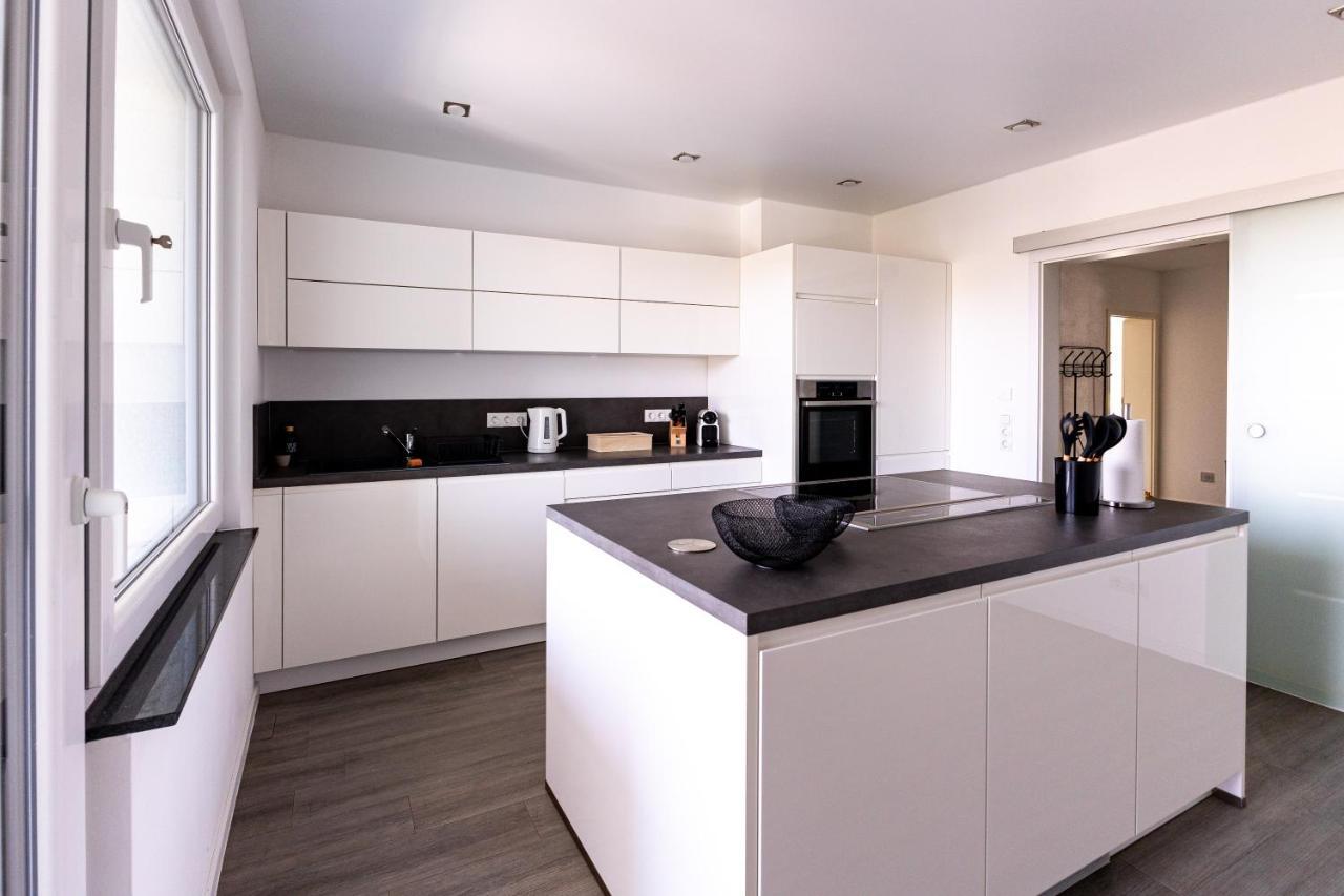 Design Apartment Zentral Fuer 6 In Andernach: Ausblick, Wifi, Kueche Esterno foto