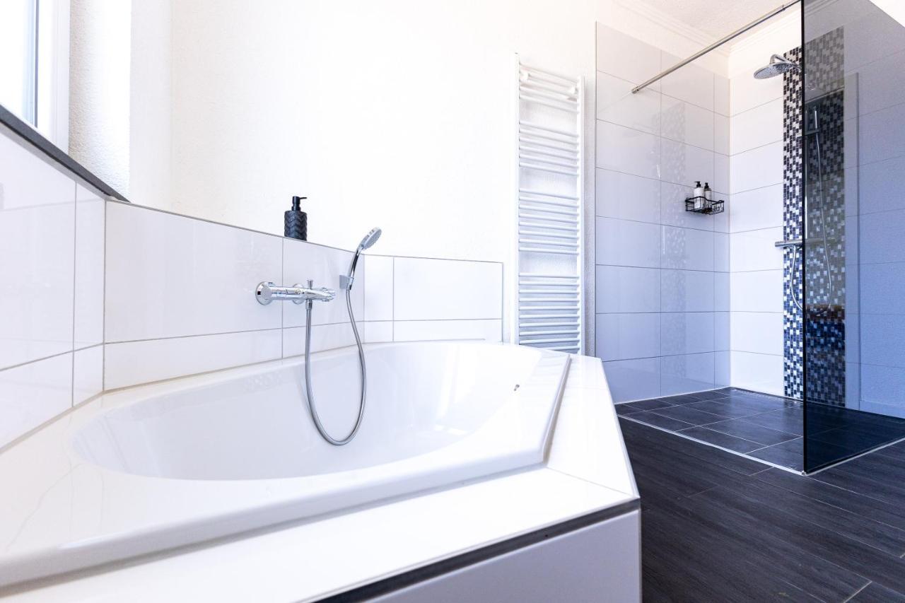 Design Apartment Zentral Fuer 6 In Andernach: Ausblick, Wifi, Kueche Esterno foto