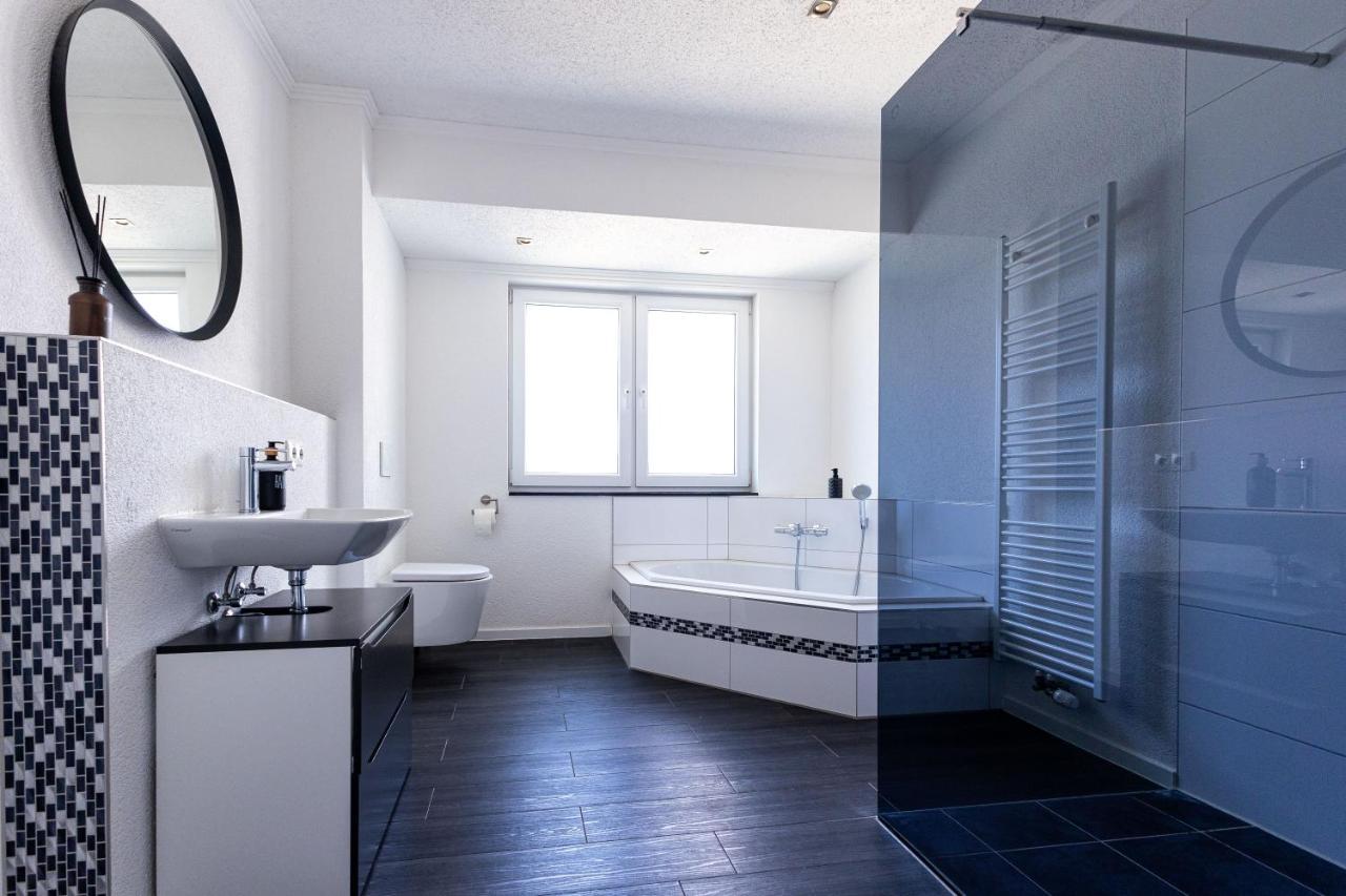 Design Apartment Zentral Fuer 6 In Andernach: Ausblick, Wifi, Kueche Esterno foto
